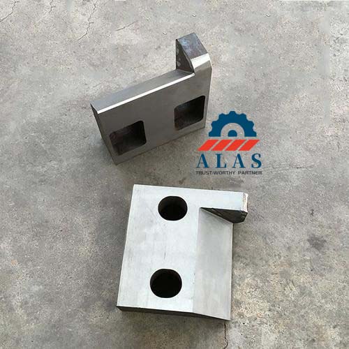 Heavy-duty matched pair of rotary flying shear knife segments with precision ground mounting apertures