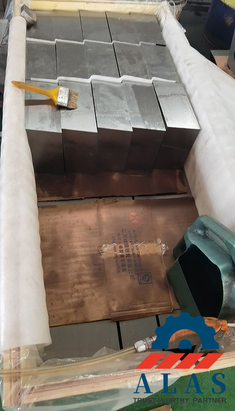 Heavy-duty export wooden case packing with internal lining and manual anti-rust oil application for shear blades
