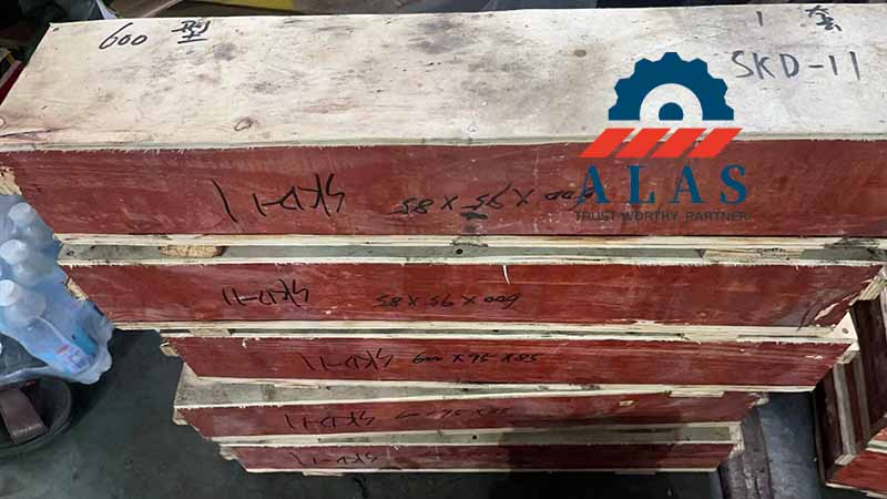Heavy-duty export wooden cases loaded with factory-synchronized SKD-11 granulator blades marked with model 600 parameters.