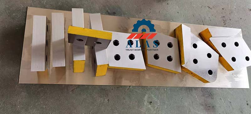 Complete mobile scrap shearing knives set including straight cutters and guide blocks for excavator attachments.