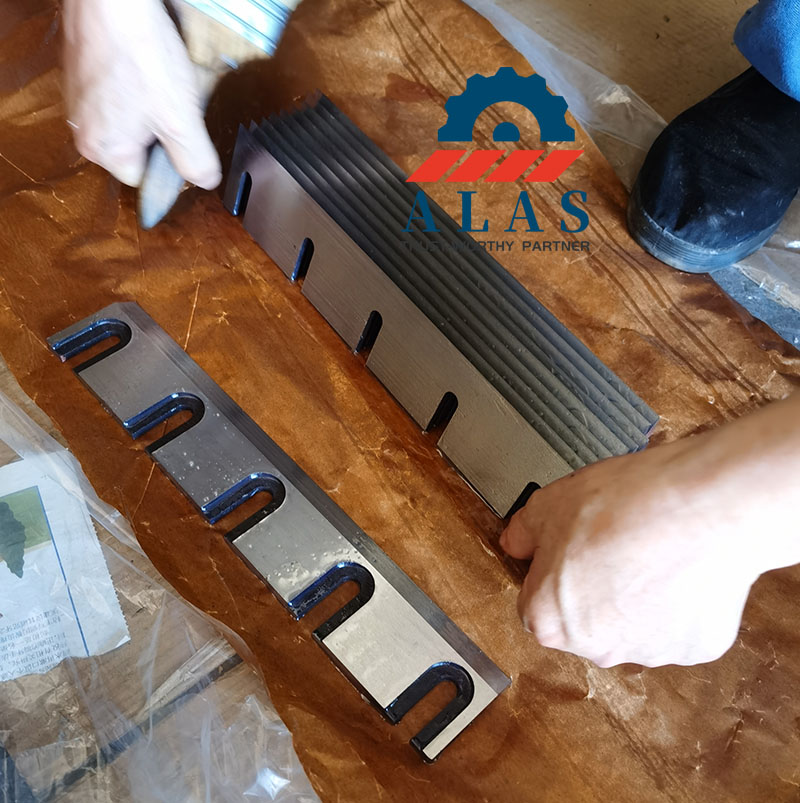 Professional anti rust oil coating and VCI paper packaging process for wood chipper blades at ALAS factory