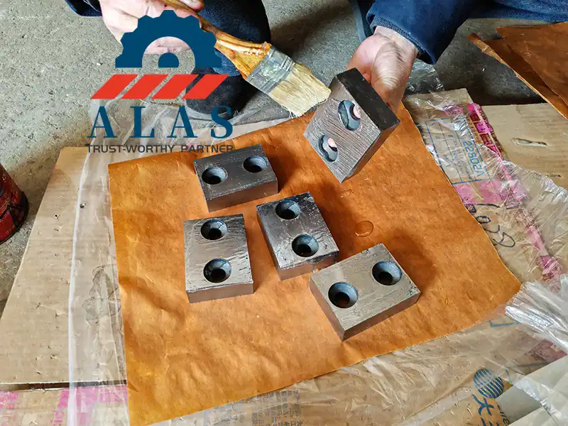 Applying high-viscosity anti-rust oil coating onto finished rectangular rebar cutter blades before multi-layer moisture isolation