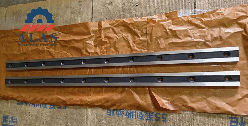 Two parallel vacuum-tempered linear cutting knives coated with protective fluid on anti-rust oil paper