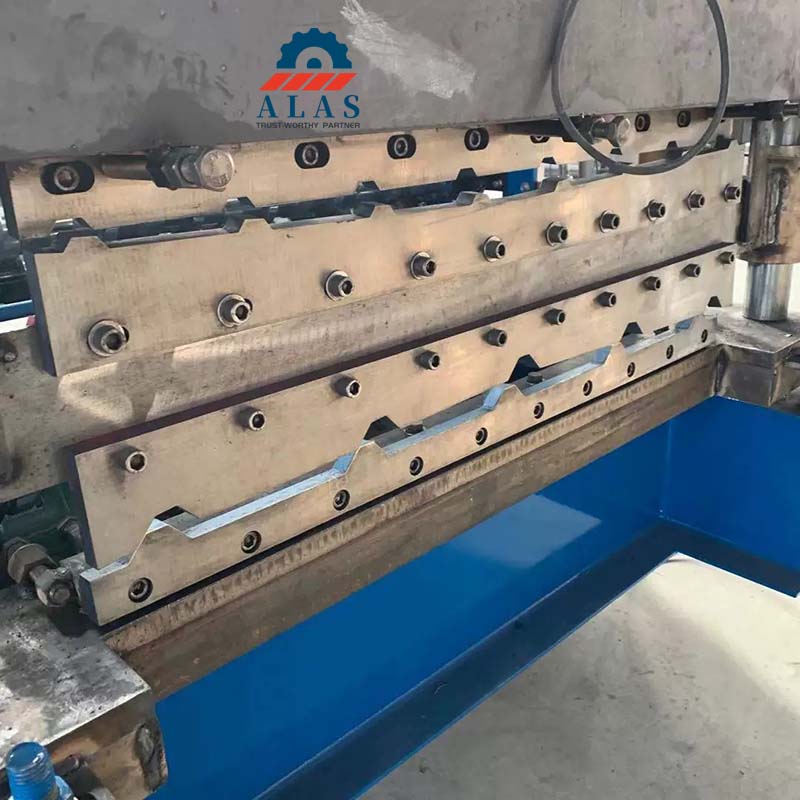 In-line roll forming flying shear blades installed inside a hydraulic post-cutting unit