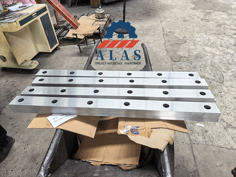 long industrial shear blades for hydraulic guillotine cutting machine with precise bolt hole layout