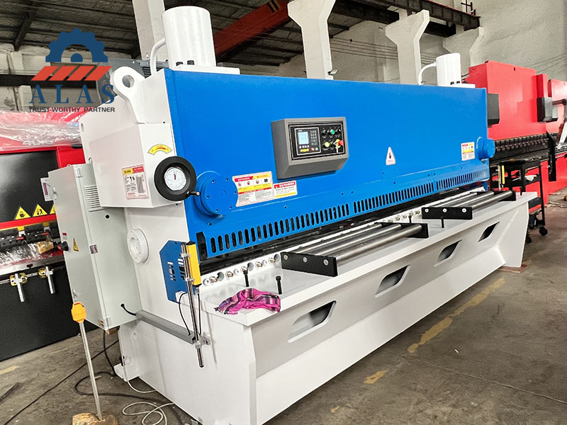 Heavy-duty ALAS sheet metal shear blades installed on a hydraulic guillotine shearing machine in the factory