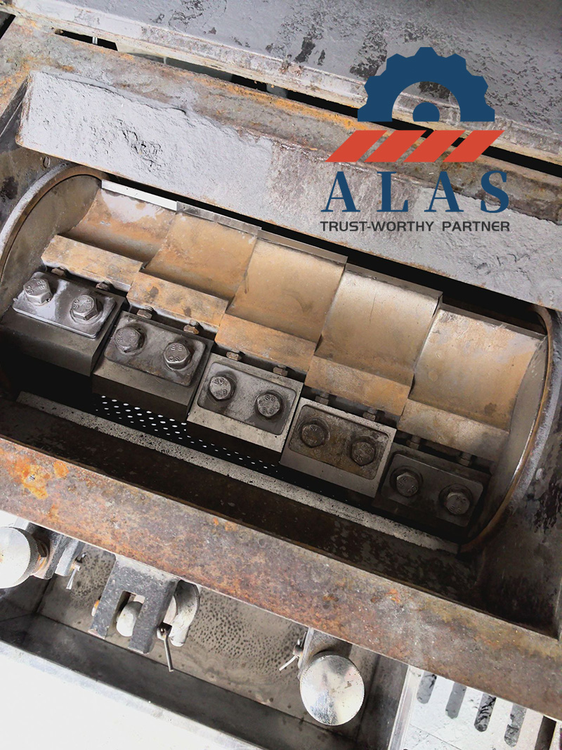 ALAS Granulator Blades Real Machine Installation Staggered plastic granulator blades and fly knives mounted on a heavy-duty crusher rotor with sorting screen underneath