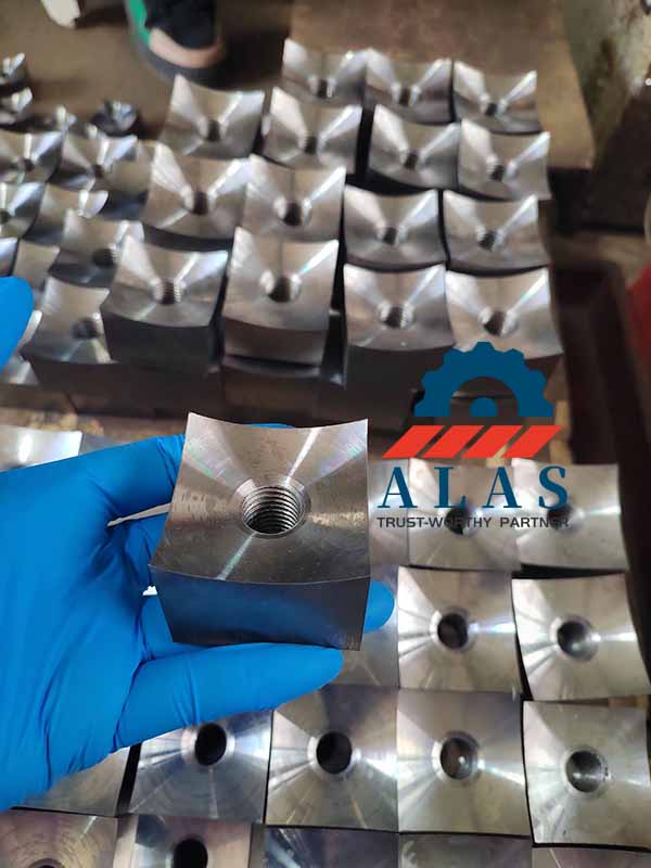 Quality inspection of through-hardened 58-60 HRC 40x40mm shredder blade replacements to guarantee zero micro-cracks