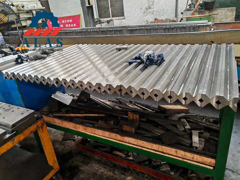 Batch stock of CNC ground 42CrMo multi-V lower dies in factory