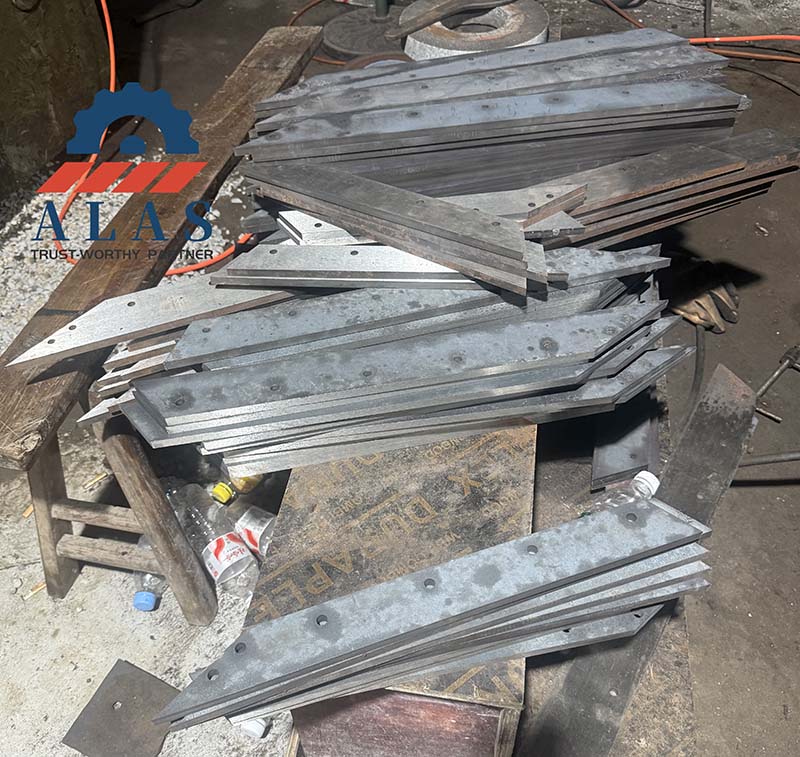 Mass production workshop for chemical and industrial ton bag unloader replacement blades