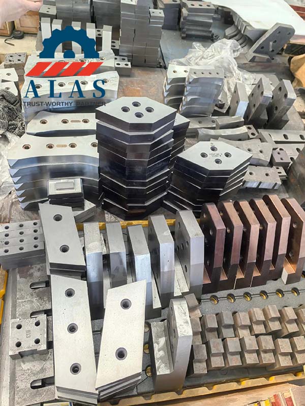 Warehouse stock of H13, X45, 1.2746, and D2 tool steel excavator shear blades and knives.