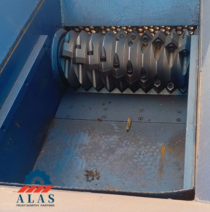 Technical illustration of a single shaft shredder rotor assembly explaining what single-shaft shredder blades are and how square knives are mounted