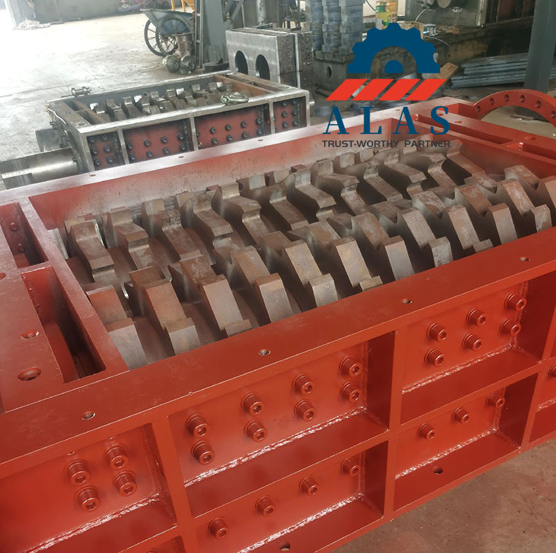 ALAS Heavy-Duty Dual-Shaft Metal Shredder Blades Box Assembly Heavy duty metal shredder blades installed on a dual-shaft shredder cutting chamber assembly