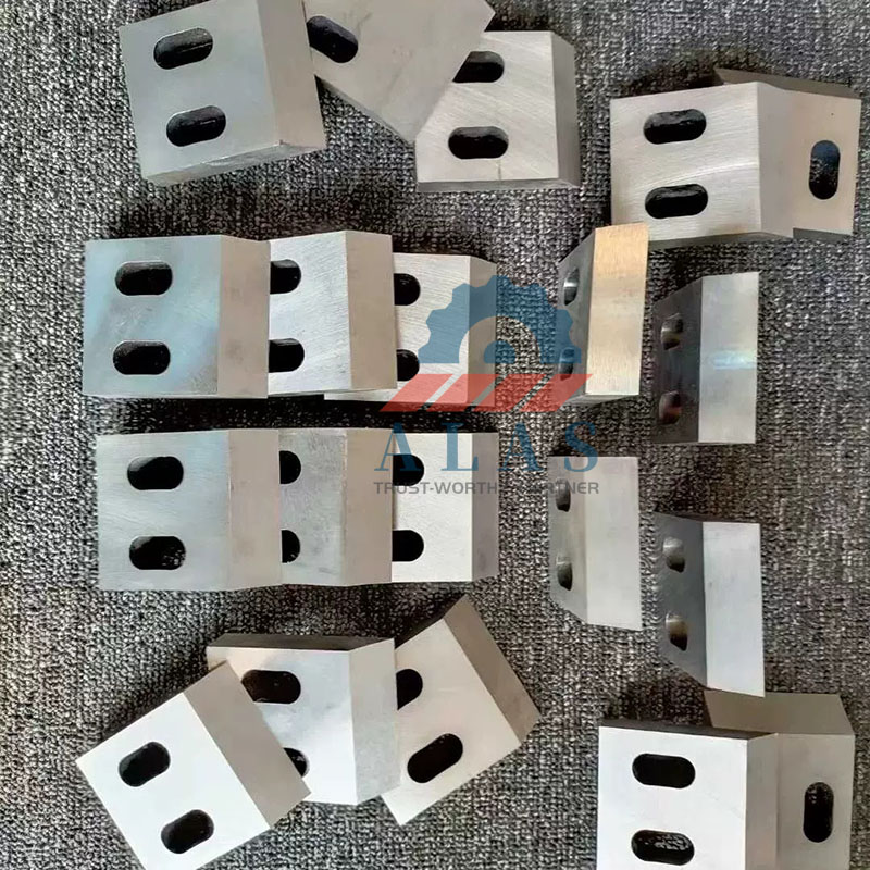 Close-up of premium DC53 tool steel rotary fly knives for industrial plastic crusher equipment with sharp bevel cutting edges