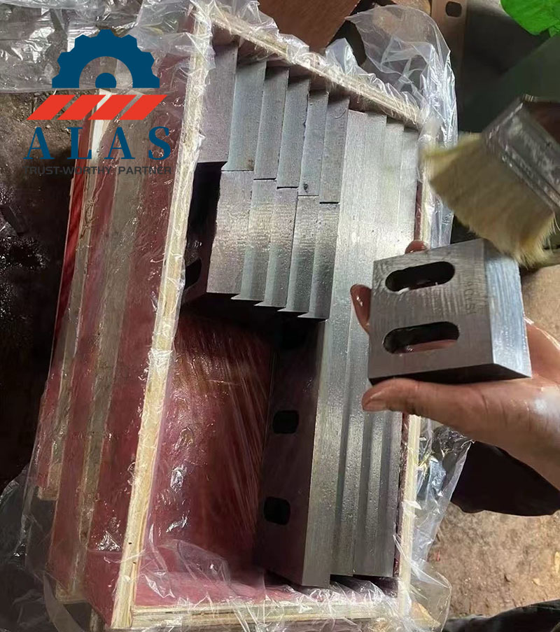 ALAS Plastic Granulator Knives Export Packaging ALAS plastic granulator blades coated with protective anti-rust oil and packed into robust wooden crates for international shipping