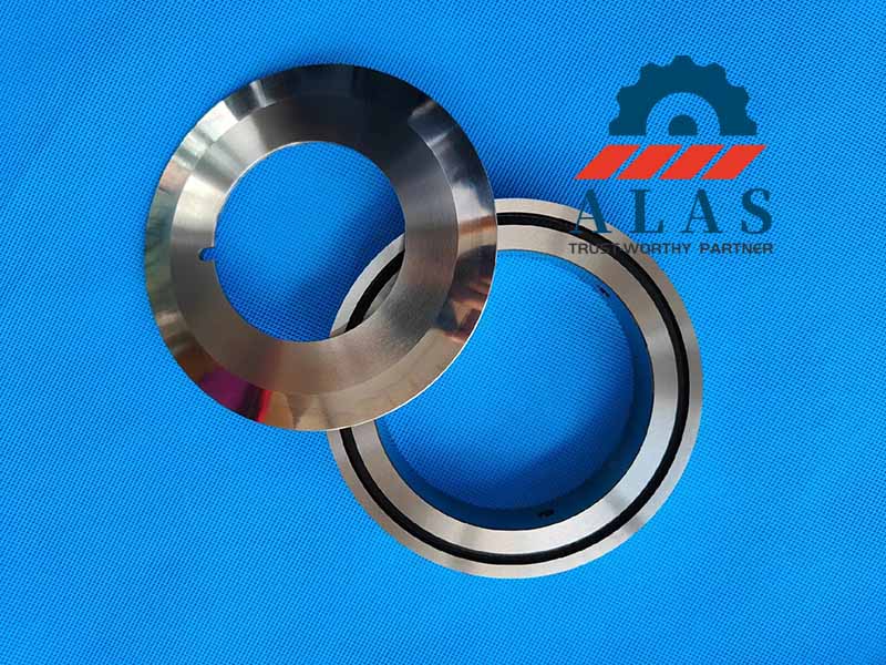 A precision-ground alloy steel circular slitting blade with standardized driving keyway resting on a matched bottom matrix ring.