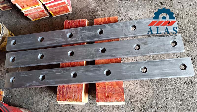 Single-piece full-length foot treadle shear blades with standard countersunk mounting holes