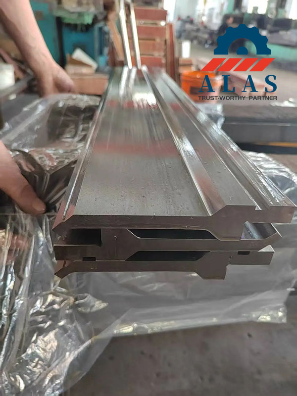 Applying rust-preventative oil coating on ALAS integrated press brake punches for corrosion control during long-term storage
