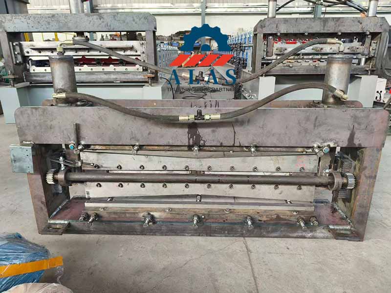 Hydraulic post-shearing blade assembly for 840 and 900 roll forming machines
