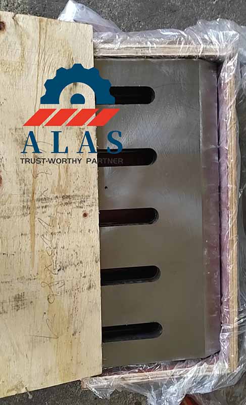 Heavy-duty custom wood chipper blades packed in an export-grade wooden box with anti-rust protection at ALAS factory.